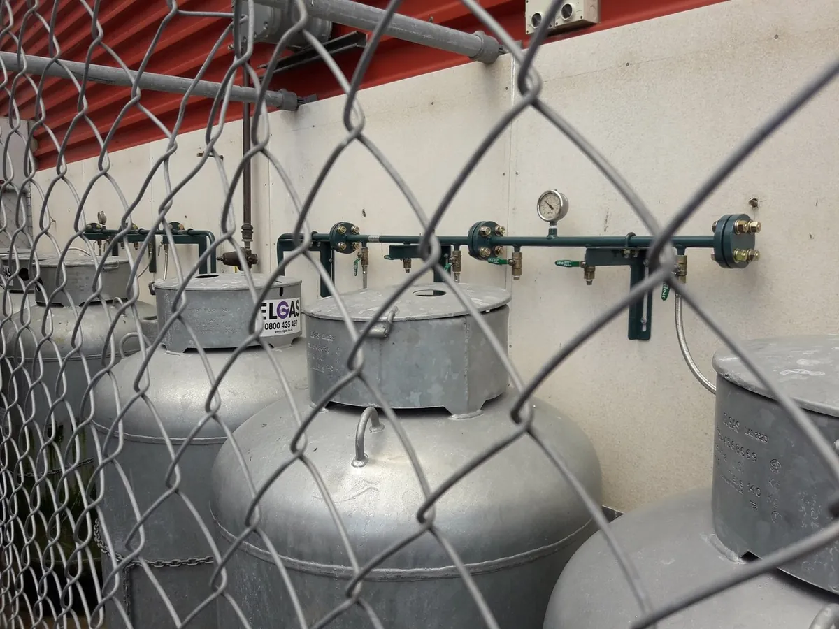 Gas cylinder bank install